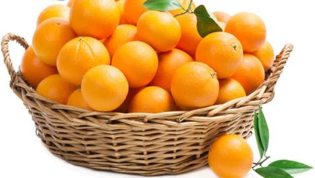 Keranjang buah yang penuh berisi jeruk.