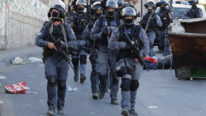 Israeli policemen patrol a street in the Arab east Jerusalem neighbourhood of Jabel Mukaber following clashes in Jerusalem September 18, 2015. Israel deployed hundreds of extra police around the Old City of Jerusalem on Friday after Palestinian leaders called for a day of rage to protest at new Israeli security measures. In an effort to limit the threat of violence, Israel also banned access to al-Aqsa for all men under 40 on Friday, the Muslim holy day. REUTERS/Ammar Awad