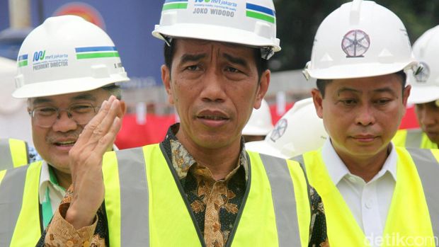 Proyek pembangunan Mass Rapid Transit (MRT) di Jakarta masih terus berlangsung. Hari ini, Presiden Joko Widodo (Jokowi) meresmikan pengeboran perut bumi untuk MRT di Senayan, Jakarta. Jokowi tiba di lokasi, tepatnya di Bundaran Patung Pemuda Senayan, Jakarta, sekitar pukul 10.20 WIB. Jokowi didampingi Menteri Perhubungan, Ignasius Jonan. Agung Pambudhy/detikcom.