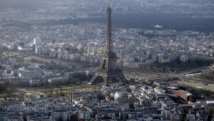 Pariss Eiffel Tower attracts around seven million visitors a year, of which nearly nine in 10 are foreign tourists (AFP Photo/Kenzo Tribouillard)