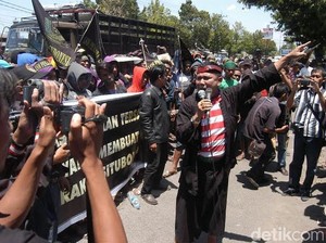 Ratusan Massa Desak Kejaksaan Tahan Tersangka Kasus ITE