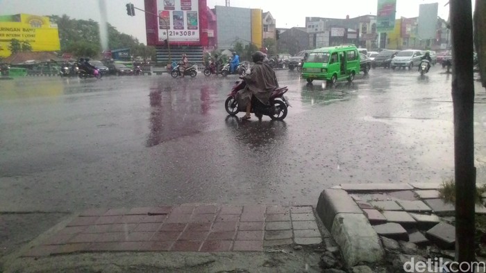 Sempat Diwarnai Hujan Es, Begini Penampakan Derasnya Hujan di Bogor