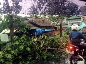 Hujan dan Angin di Cianjur, 4 Santri Luka Berat Tertimpa Atap