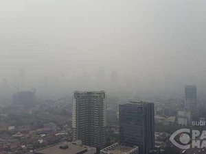 Kabut Tebal Selimuti Jakarta, BMKG: Itu Bukan Asap Kiriman Sumatera