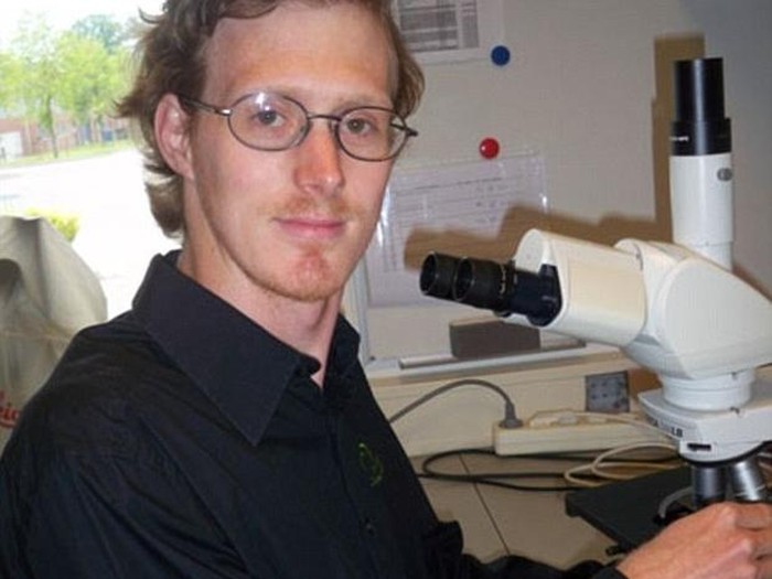 Demi Ilmu Pengetahuan, Peneliti Ini Relakan Mr P Disengat Lebah