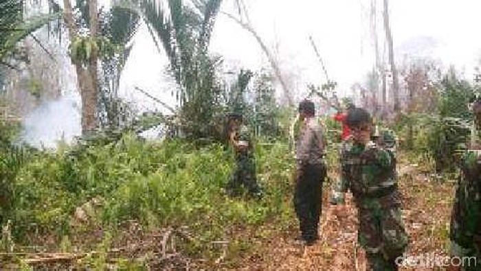 Polres Meranti dan Marinir Padamkan Kebakaran Lahan di Riau