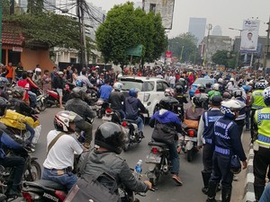 Satpol PP dan Pedagang Kambing yang berhadapan di Tanah Abang Mulai Bubar