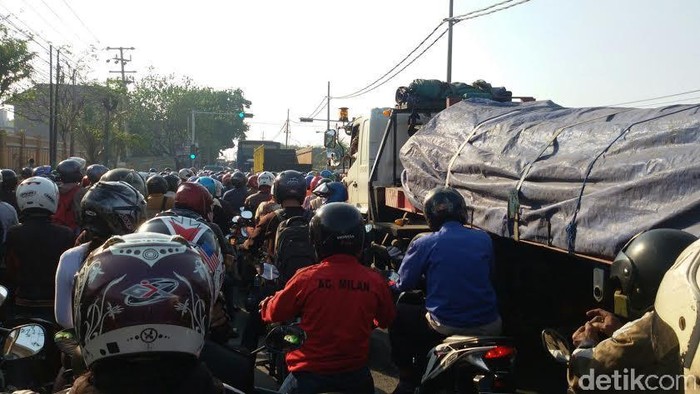 Truk Mogok Penyebab Jembatan Branjangan Macet Parah