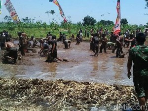 Petani Probolinggo Gelar Ritual Mandi Lumpur