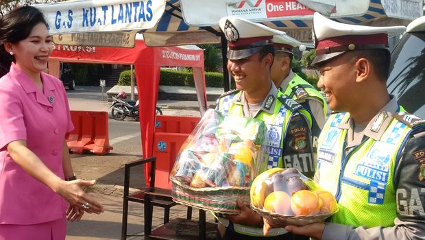 HUT ke 60 Polantas di HI Dapat Bingkisan dari Ibu  Bhayangkari 