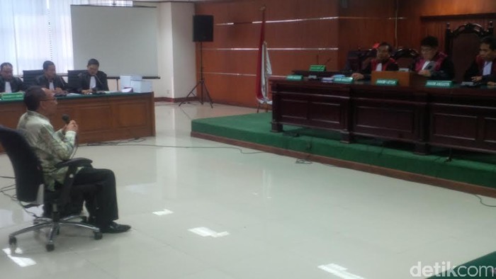 Sidang Perdana, Jero Wacik Didampingi Pengacara yang Juga Sekjen Demokrat