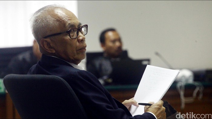 Protes Rekening Diblokir, Kaligis: KPK Saja yang Bayar Gaji Pegawai Saya