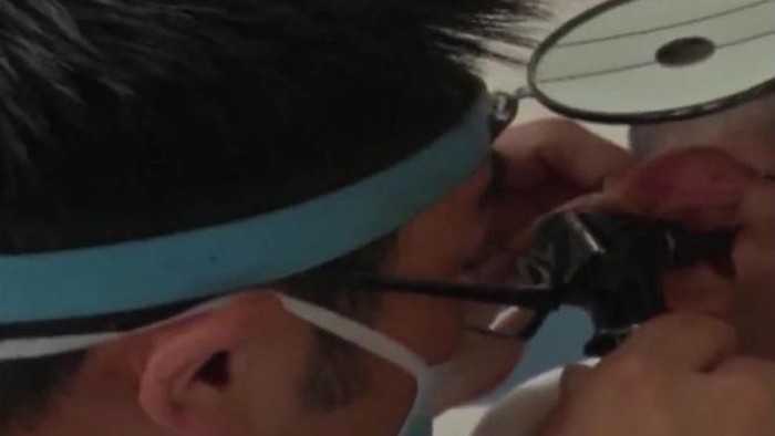 Hii, Dokter di Tiongkok Angkat Keluar Kelabang dari Telinga Wanita Ini