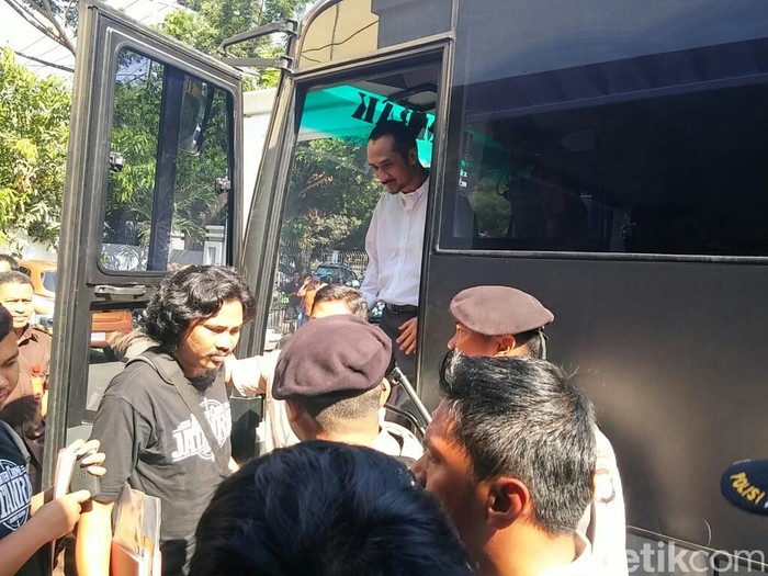 Abraham Samad Dilimpahkan ke Kejari Makassar dengan Pengawalan Ketat Polisi
