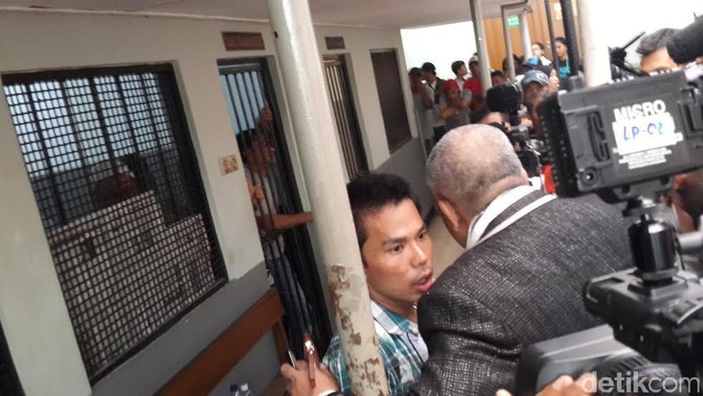3 Saksi Artis Tak Hadir, Sidang Muncikari Robby Abbas Kembali Ditunda 3 Saksi Artis Tak Hadir, Sidang Muncikari Robby Abbas Kembali Ditunda