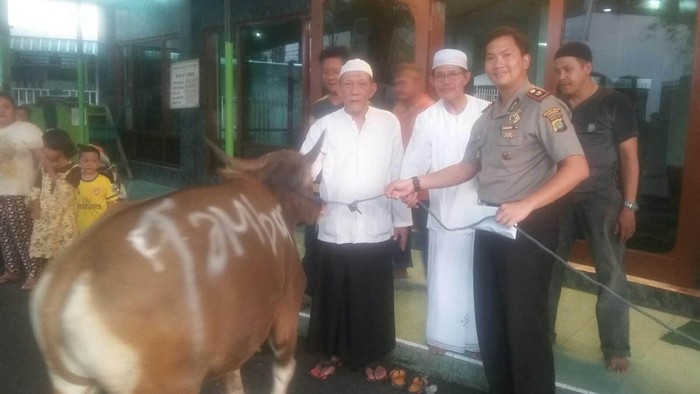 Polisi Sumbang Hewan Kurban ke 30 Masjid di Tambora, Jakarta Barat
