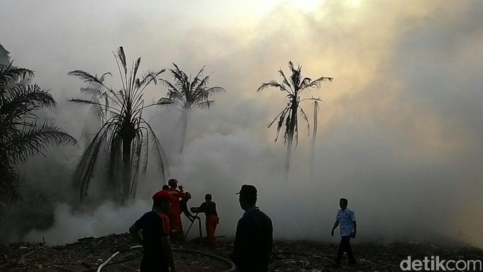 Asap Kebakaran di Kebagusan Kian Pekat