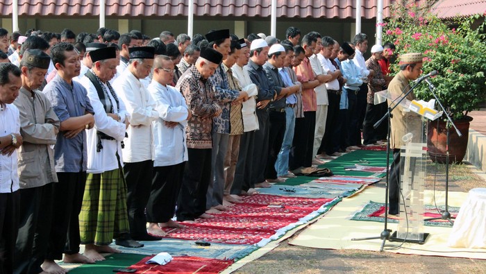 Rektor Hingga Mahasiswa UI Gelar Salat Minta Hujan, Suara Gemuruh Terdengar