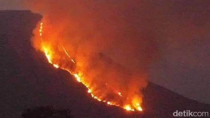 Begini Penampakan Dahsyatnya Api yang Membakar Gunung Lokon