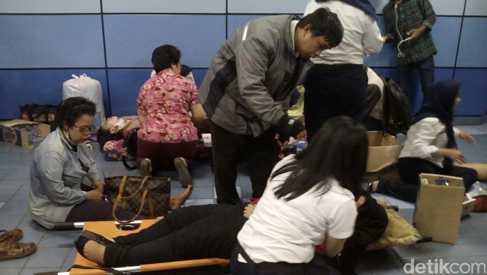 Dua KRL Benturan di Stasiun Juanda, Penumpang Luka dan Ditandu