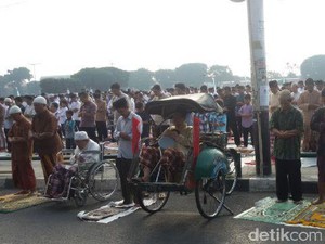 Warga Yogyakarta Ini Khusyuk Salat Idul Adha di Atas Becak