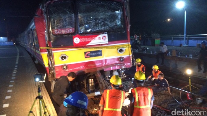 Proses Evakuasi, Petugas Potong Rangkaian Kereta
