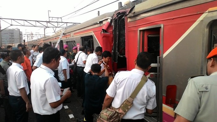 2 Kereta Berbenturan, Petugas Bekerja Keras Keluarkan Masinis yang Terjepit