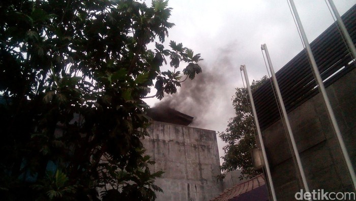 Kebakaran Melanda Sebuah Gedung di Pondok Labu