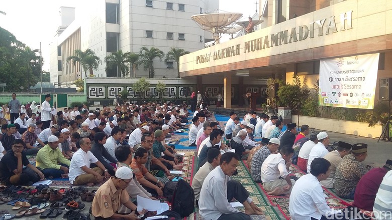 Warga Jakarta Laksanakan Salat Idul Adha di Gedung PP Warga Jakarta Laksanakan Salat Idul Adha di Gedung PP