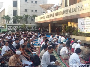 Warga Jakarta Laksanakan Salat Idul Adha di Gedung PP Muhammadiyah