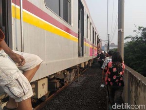 Dampak Benturan 2 KRL, Penumpang di Sawah Besar Turun di Tengah Rel