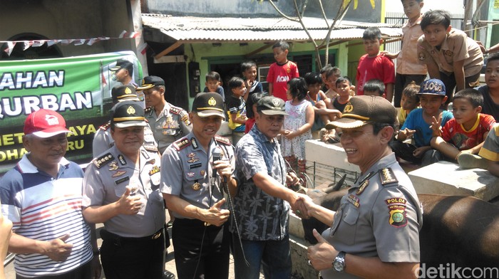 Polres Jakpus Sumbang Sapi Kurban untuk Warga Johar Baru