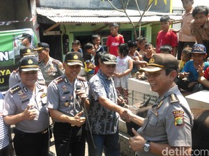 Polres Jakpus Sumbang Sapi Kurban untuk Warga Johar Baru