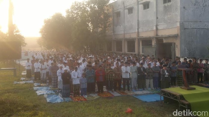 Kebersamaan Korban Lumpur Lapindo Salat Id