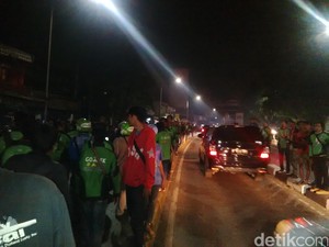 Driver Go-Jek Tabur Bunga di TKP Kecelakaan Rekannya yang Ditabrak Kopaja