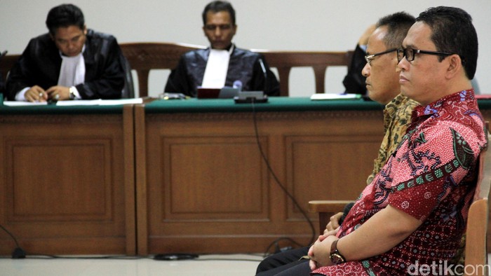 Amir Hamzah dan Kasmin Didakwa Suap Akil Mochtar Rp 1 Miliar