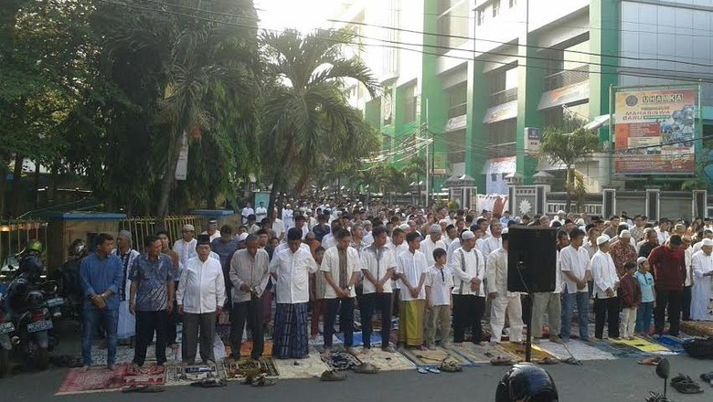 Warga di Kebayoran Baru Penuhi Jalan Limau Gelar Salat Id