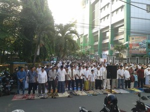 Warga di Kebayoran Baru Penuhi Jalan Limau Gelar Salat Id