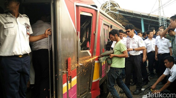 PT KAI Tanggung Biaya Korban Benturan 2 Kereta di Stasiun Juanda