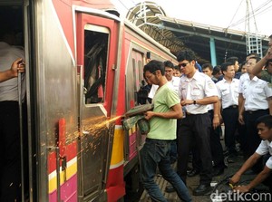 Kereta dari Jakarta Kota Berjalan Pelan Masuki Stasiun Juanda