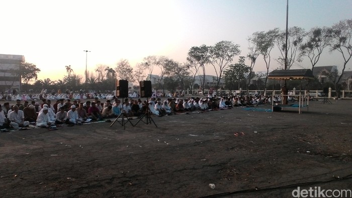 Warga Padati Lapangan Pacuan Kuda Pulo Mas Untuk Salat Idul Adha