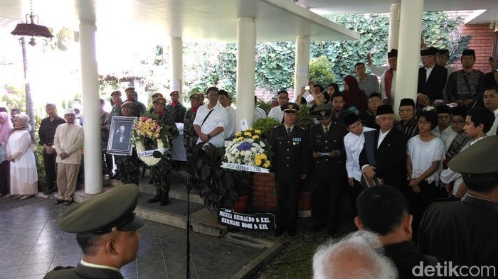 Upacara Adat untuk Adnan Buyung yang Penuh Haru