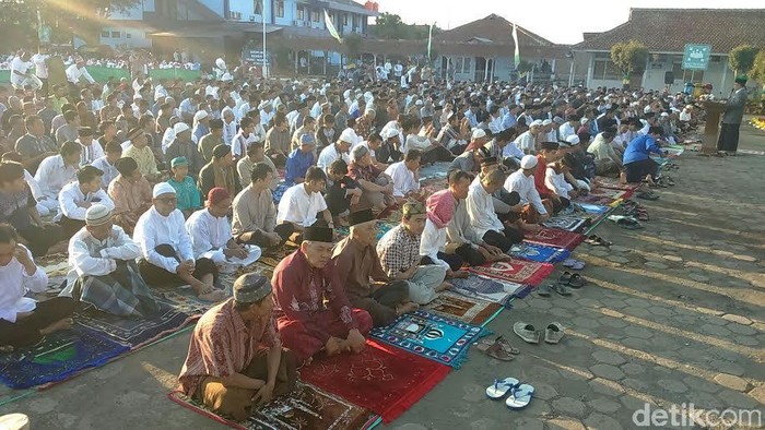 Ridwan Kamil Salat Id Bersama Warga Ciumbuleuit di RSAU Salamun