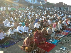 Ridwan Kamil Salat Id Bersama Warga Ciumbuleuit di RSAU Salamun