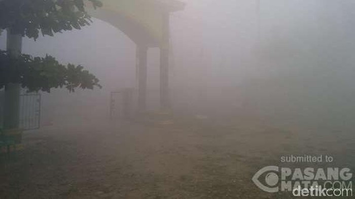 Kabut Asap Kepung Palembang, Warga Salat Id Pakai Masker
