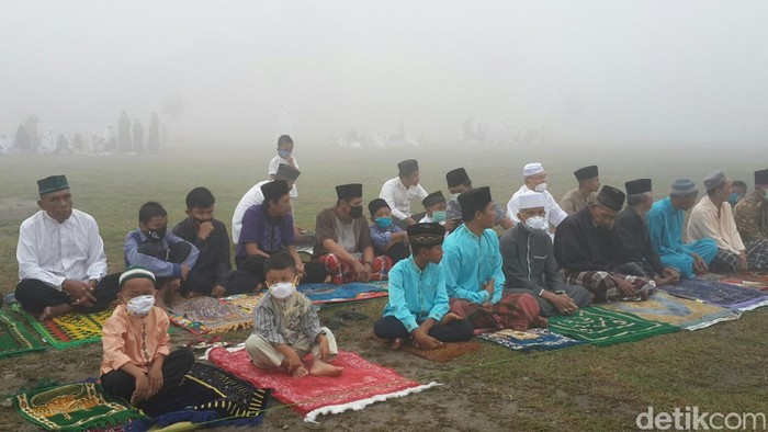 Memprihatinkan, Warga Pekanbaru Salat Id di Tengah Asap
