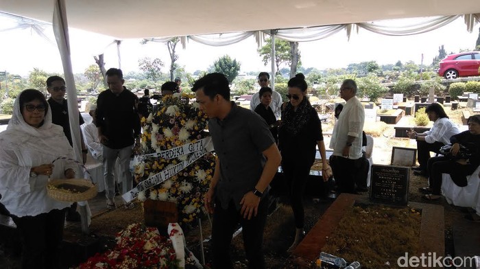 Ada Ariel dan Sophia Latjuba di Pemakaman Adnan Buyung Nasution