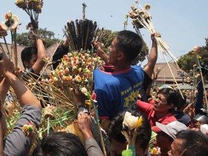 Baru Didoakan, Gunungan Gerebek Besar di Yogyakarta Sudah Diserbu Warga