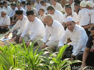 Usai Salat Id, Teten Masduki Berbincang dengan Agung Laksono