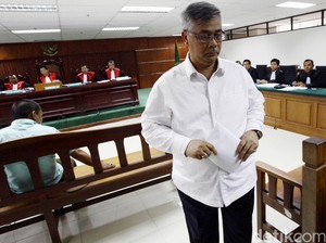 Usai Diperiksa KPK, Istri Akil Mochtar Bungkam